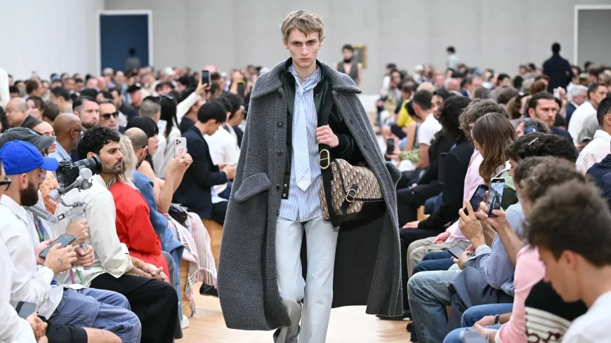 Dior Homme PE 2026: il debutto di Jonathan Anderson reinventa l’eleganza maschile