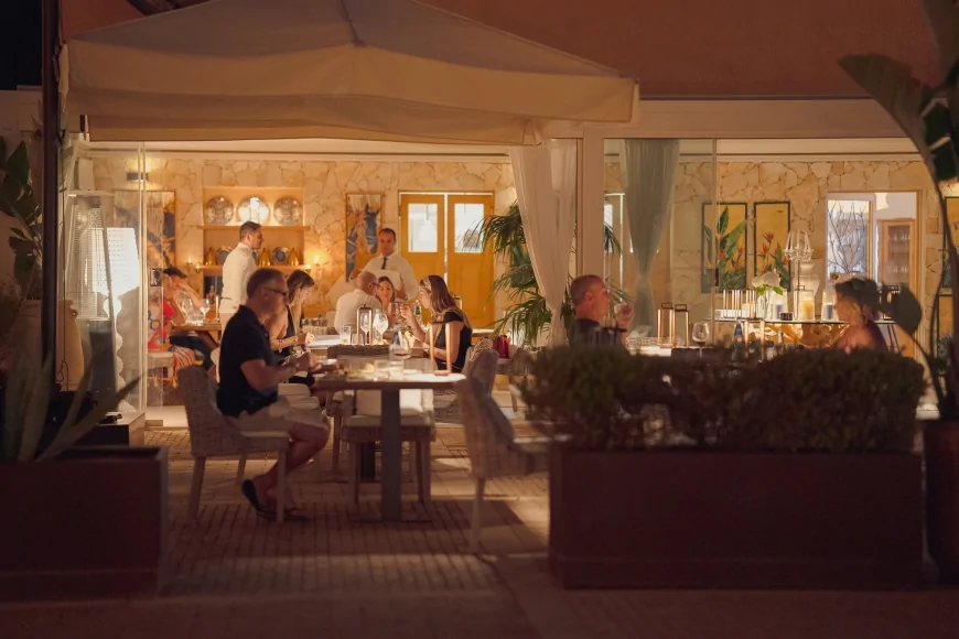 “Raccontare e raccontarsi”: arte e cucina si incontrano a Borgo Smeraldo, Porto Cervo