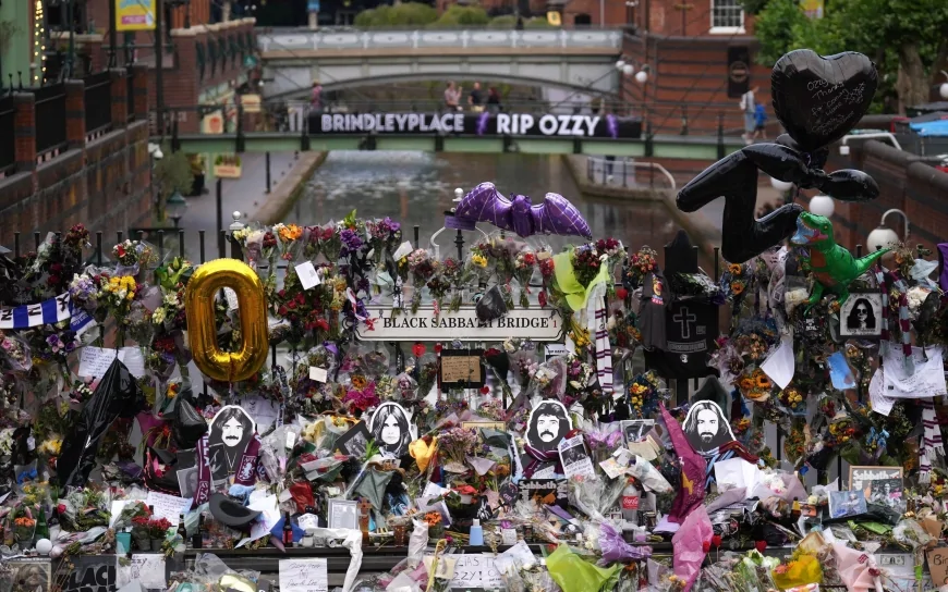 Addio a Ozzy Osbourne: folla in lutto a Birmingham