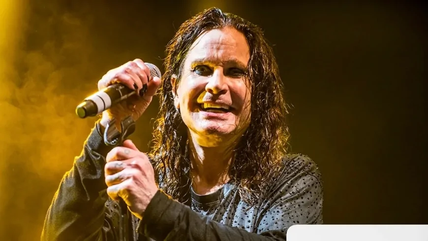 Addio a Ozzy Osbourne: folla in lutto a Birmingham