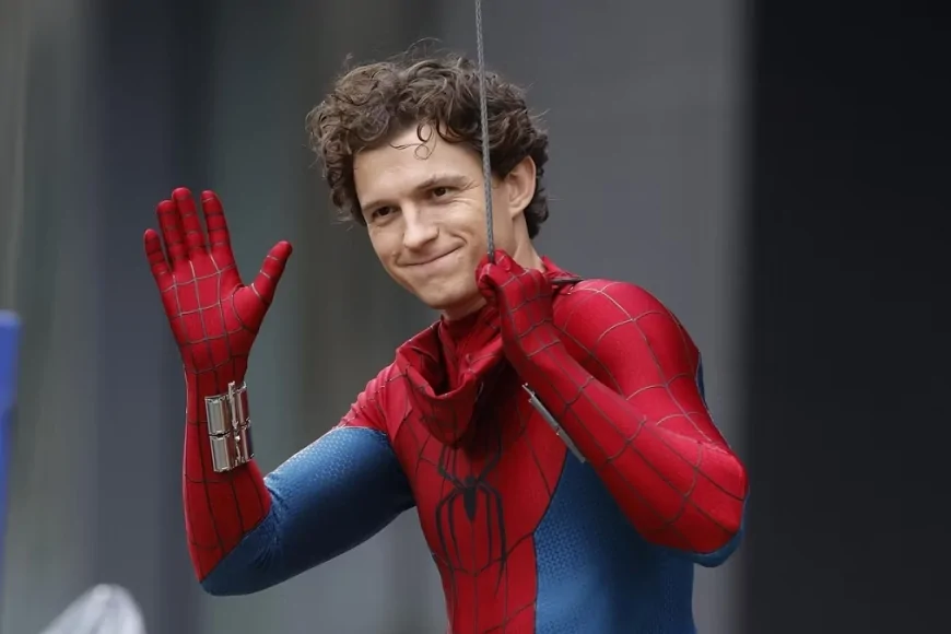 Tom Holland rivela il costume di Spider‑Man in Brand New Day