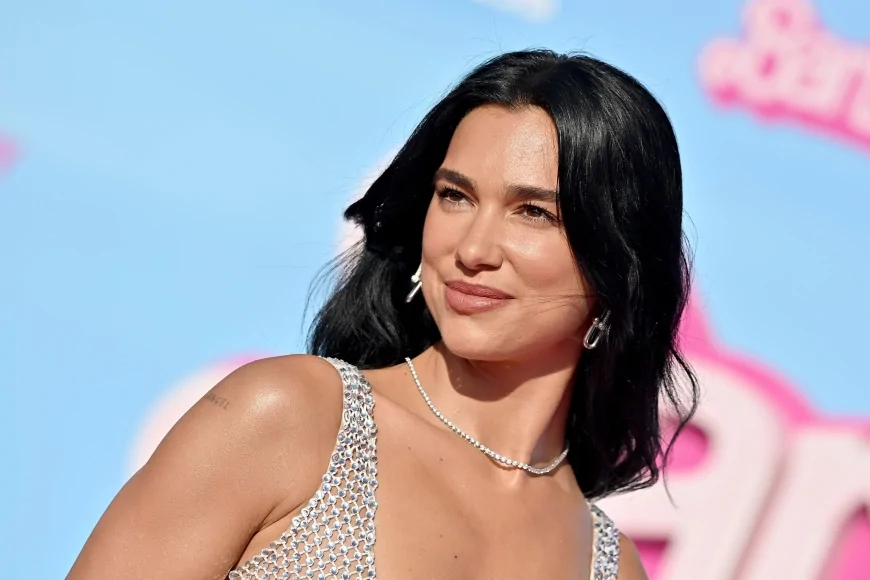 Dua Lipa compie 30 anni: carriera, successi e curiosità sulla popstar