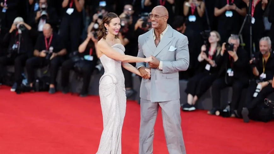 Emily Blunt brilla dopo i 40: eleganza, ironia e vita da star-mamma