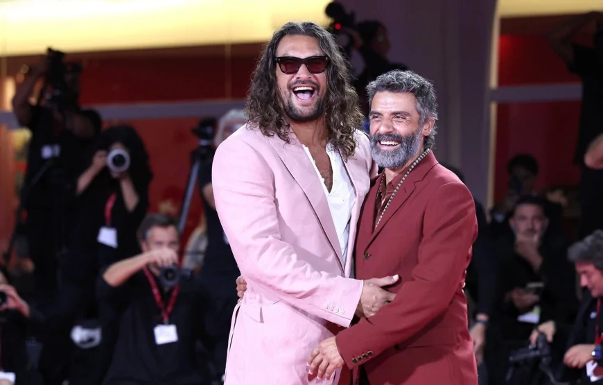 Jason Momoa in rosa al Festival di Venezia 2025 | Red Carpet Look
