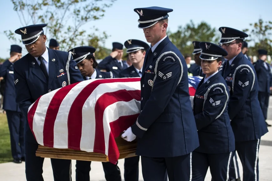 JD Vance accompagna la bara di Charlie Kirk: funerale in Arizona con Trump presente