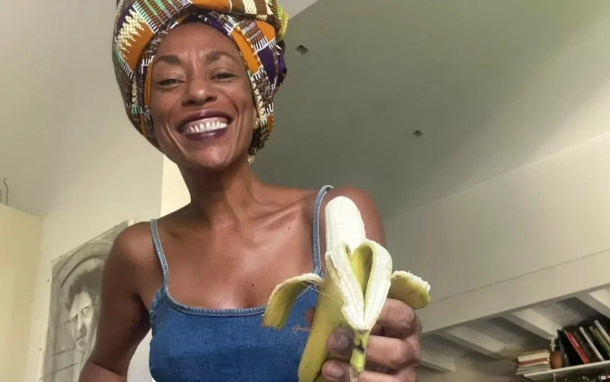 Insulti razzisti a Bundu, lei risponde con una banana