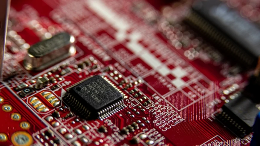 Un transistor che "pensa" con la luce