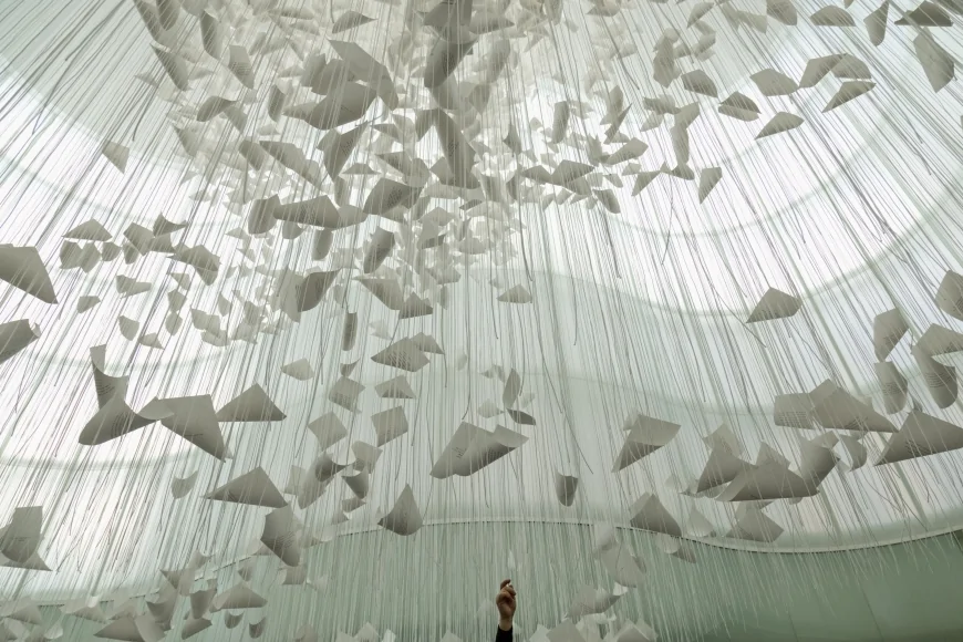 “The Moment the Snow Melts”, al Mudec di Milano la nuova installazione di Chiharu Shiota