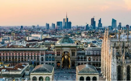 Natale a Milano 2025. Oltre trenta tra alberi e luminarie in tutti i quartieri della città