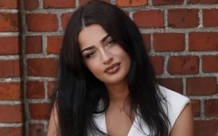 Angelina Iennaco presenta “Questa Ora”, una ballata pop tra mare, luna e sentimenti sospesi