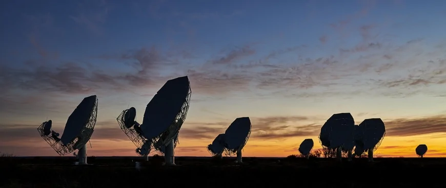 L’Italia potenzia il radiotelescopio sudafricano MeerKAT con la nuova banda 5B, aprendo una nuova finestra sull’universo