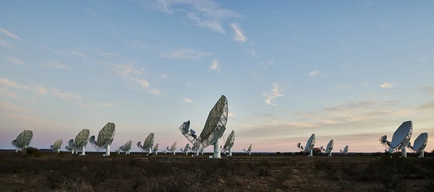 L’Italia potenzia il radiotelescopio sudafricano MeerKAT con la nuova banda 5B, aprendo una nuova finestra sull’universo