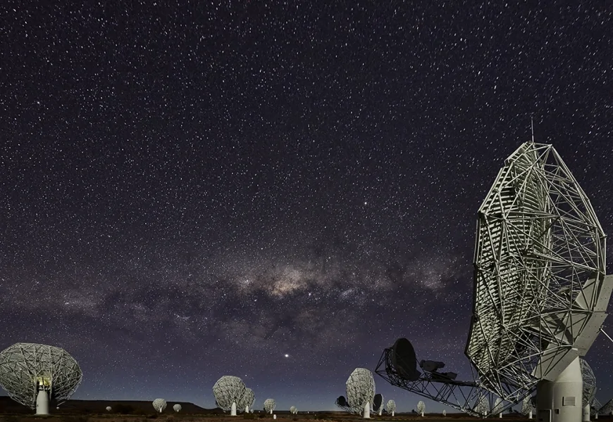 L’Italia potenzia il radiotelescopio sudafricano MeerKAT con la nuova banda 5B, aprendo una nuova finestra sull’universo