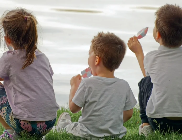 Bambini a tavola: mangiare senza aiuto contribuisce allo sviluppo del linguaggio
