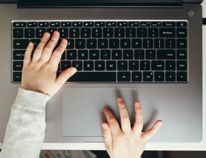 Cyberbullismo: la Commissione Europea avvia un piano d'azione per proteggere i giovani online