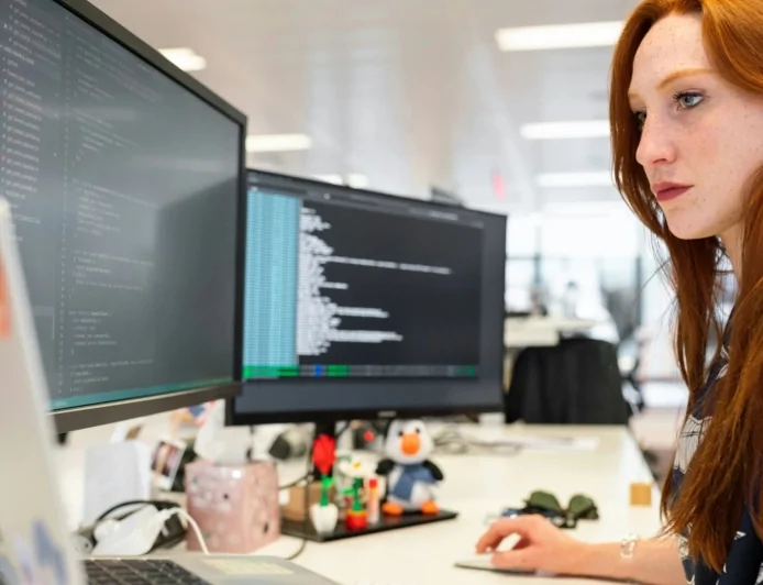 Educazione STEM, Amazon: aperte le candidature per la borsa di studio "Amazon Women in Innovation"