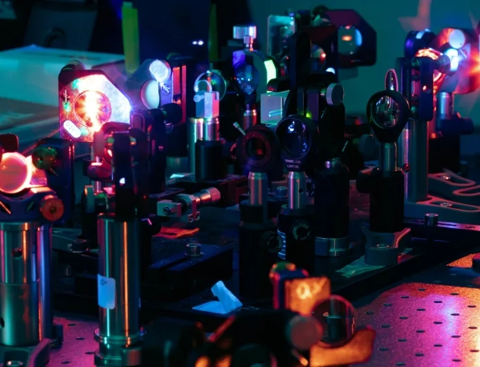 Politecnico di Milano e Cnr: l'utilizzo di impulsi luminosi per elaborare le informazioni nei computer