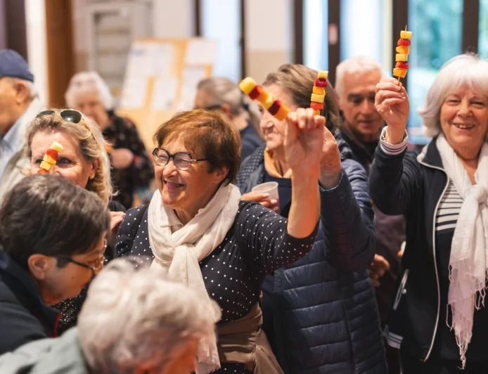 Milano, anziani più in salute nelle Case di quartiere: il progetto AMIS si estende a tutti i Municipi della città