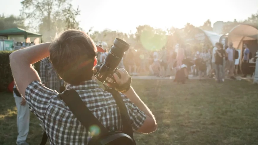 La Commissione Europea rinnova il sostegno ai giornalisti esiliati e ricollocati nell'UE