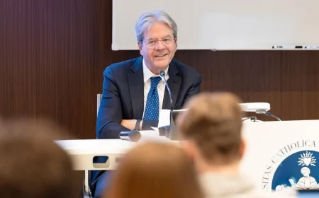Paolo Gentiloni in cattedra: all’Università Cattolica lezioni d’Europa per formare i protagonisti di domani
