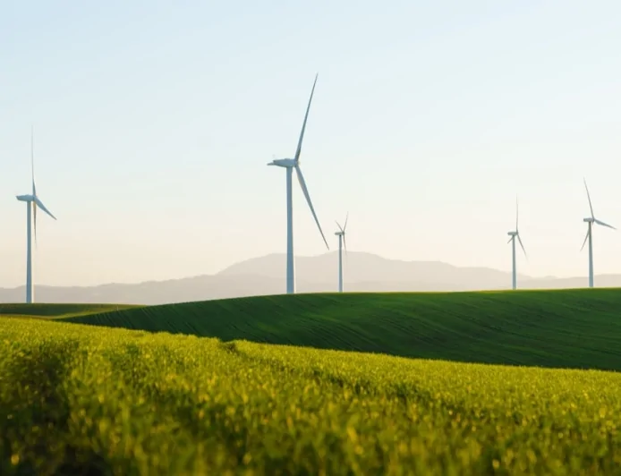 Combustibili fossili ed energia rinnovabile: il pacchetto AccelerateEU proposto dalla Commissione Europea