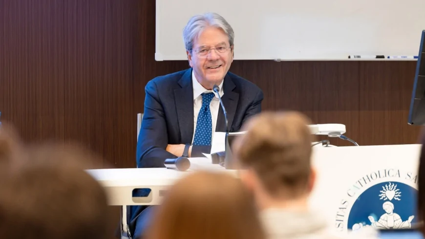 Paolo Gentiloni in cattedra: all’Università Cattolica lezioni d’Europa per formare i protagonisti di domani