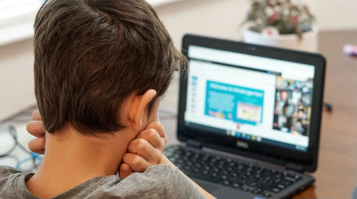 Sicurezza dei minori online: l'Eurobarometro conferma il legame tra uso dei social media e il benessere dei giovani