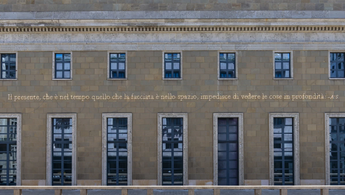Milano, Cultura: l'installazione site-specific di Joseph Kosuth illumina il Museo del Novecento