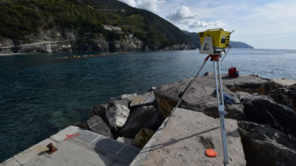 L'Istituto Nazionale di geofisica e Vulcanologia lancia l'allarme: mareggiate da 13 metri minacciano la ferrovia delle Cinque Terre 