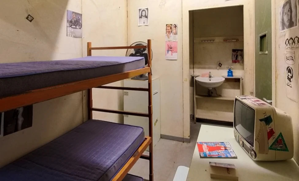 Pochi minuti in una cella simulata possono ridurre il pregiudizio verso le persone detenute, la ricerca di Milano-Bicocca