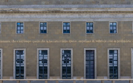 Milano, Cultura: l'installazione site-specific di Joseph Kosuth illumina il Museo del Novecento