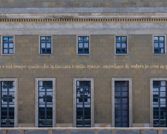 Milano, Cultura: l'installazione site-specific di Joseph Kosuth illumina il Museo del Novecento