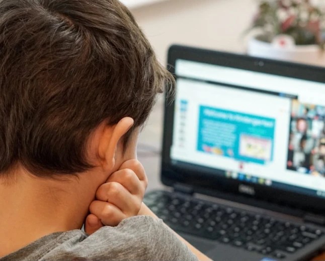 Sicurezza dei minori online: l'Eurobarometro conferma il legame tra uso dei social media e il benessere dei giovani