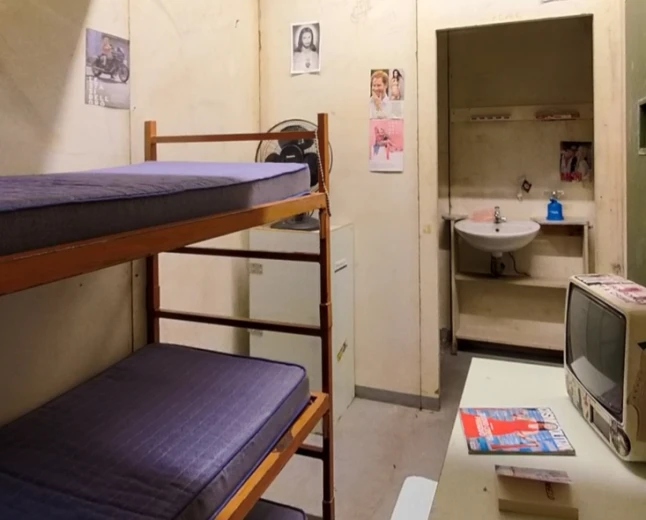 Pochi minuti in una cella simulata possono ridurre il pregiudizio verso le persone detenute, la ricerca di Milano-Bicocca