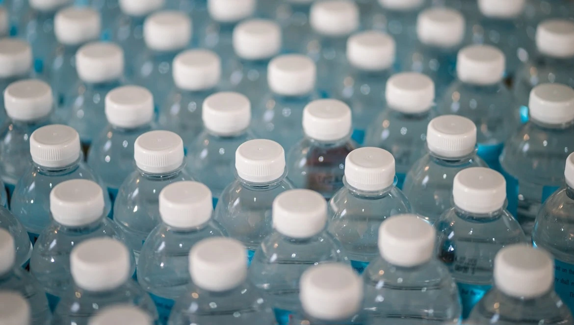 La Commissione Europea chiarisce le norme sul riciclo delle bottiglie di plastica