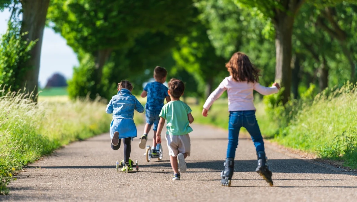 I bambini sono gentili per istinto molto prima di esserlo per scelta: lo studio di Milano-Bicocca sullo sviluppo della prosocialità dai 3 ai 10 anni
