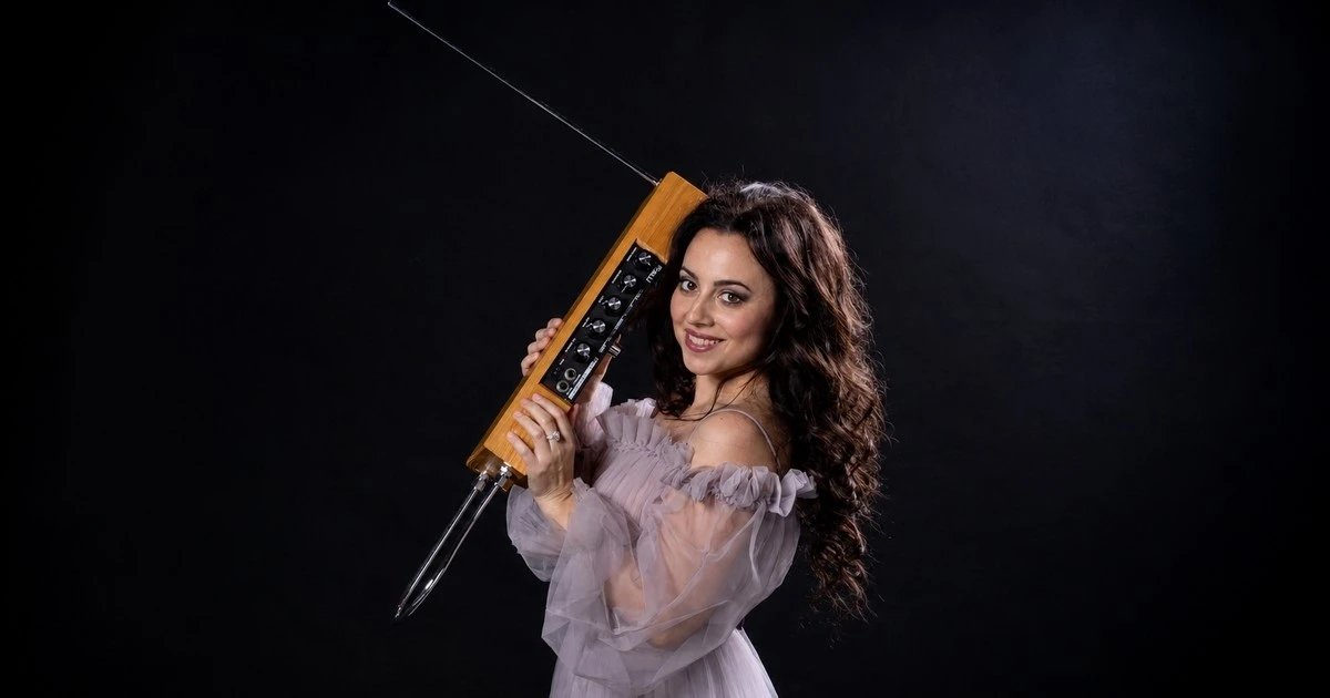 Il theremin di Lina Gervasi incanta l’Alta Sartoria Dolce&Gabbana