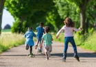 I bambini sono gentili per istinto molto prima di esserlo per scelta: lo studio di Milano-Bicocca sullo sviluppo della prosocialità dai 3 ai 10 anni