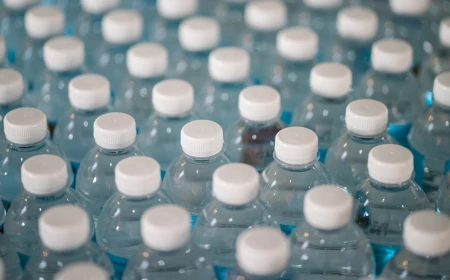 La Commissione Europea chiarisce le norme sul riciclo delle bottiglie di plastica