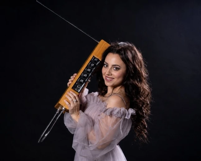 Il theremin di Lina Gervasi incanta l’Alta Sartoria Dolce&Gabbana