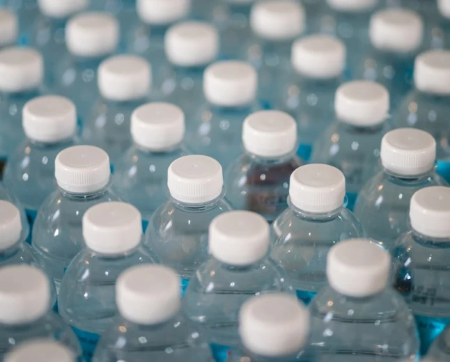 La Commissione Europea chiarisce le norme sul riciclo delle bottiglie di plastica