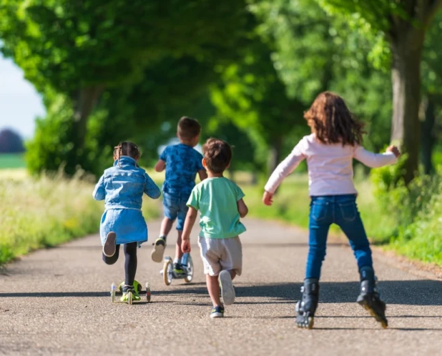 I bambini sono gentili per istinto molto prima di esserlo per scelta: lo studio di Milano-Bicocca sullo sviluppo della prosocialità dai 3 ai 10 anni