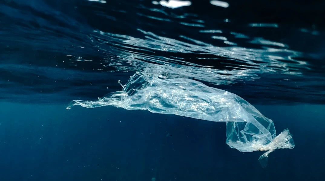 Inquinamento: nuove immagini radar satellitari aiutano a individuare dallo spazio la plastica in mare